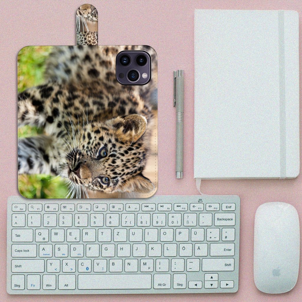 iPhone 15 Pro Max Telefoonhoesje met Pasjes Baby Luipaard op bureau met toetsenbord en muis
