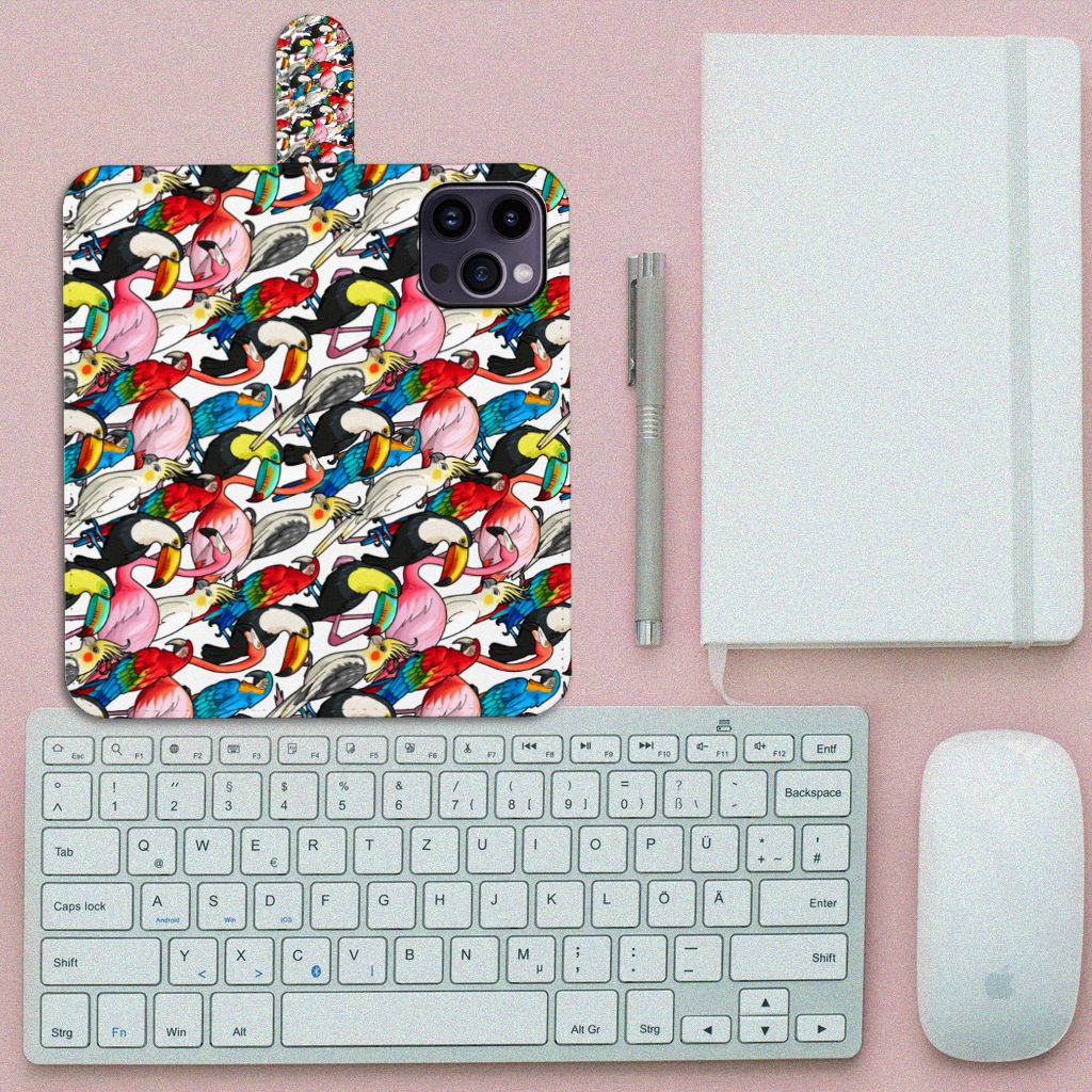 iPhone 15 Pro Max Telefoonhoesje met Pasjes Birds met kleurrijke vogels op een bureau met toetsenbord en notitieboek.
