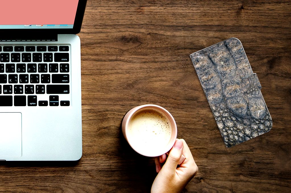 iPhone 15 Pro Max Telefoonhoesje met Pasjes Krokodillenprint op een bureau naast een laptop en een koffie