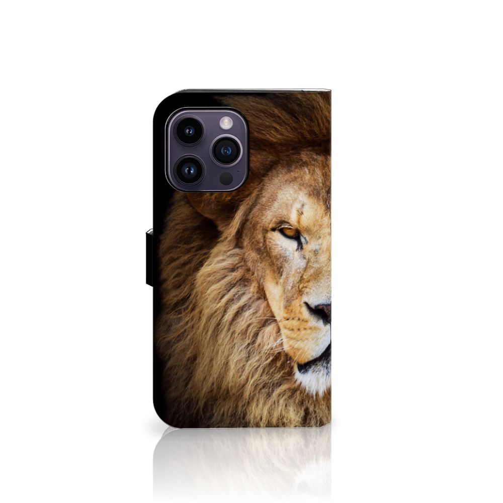 iPhone 15 Pro Max Telefoonhoesje met Pasjes Leeuw met afbeelding van een leeuw, een stijlvolle bescherming voor je telefoon.