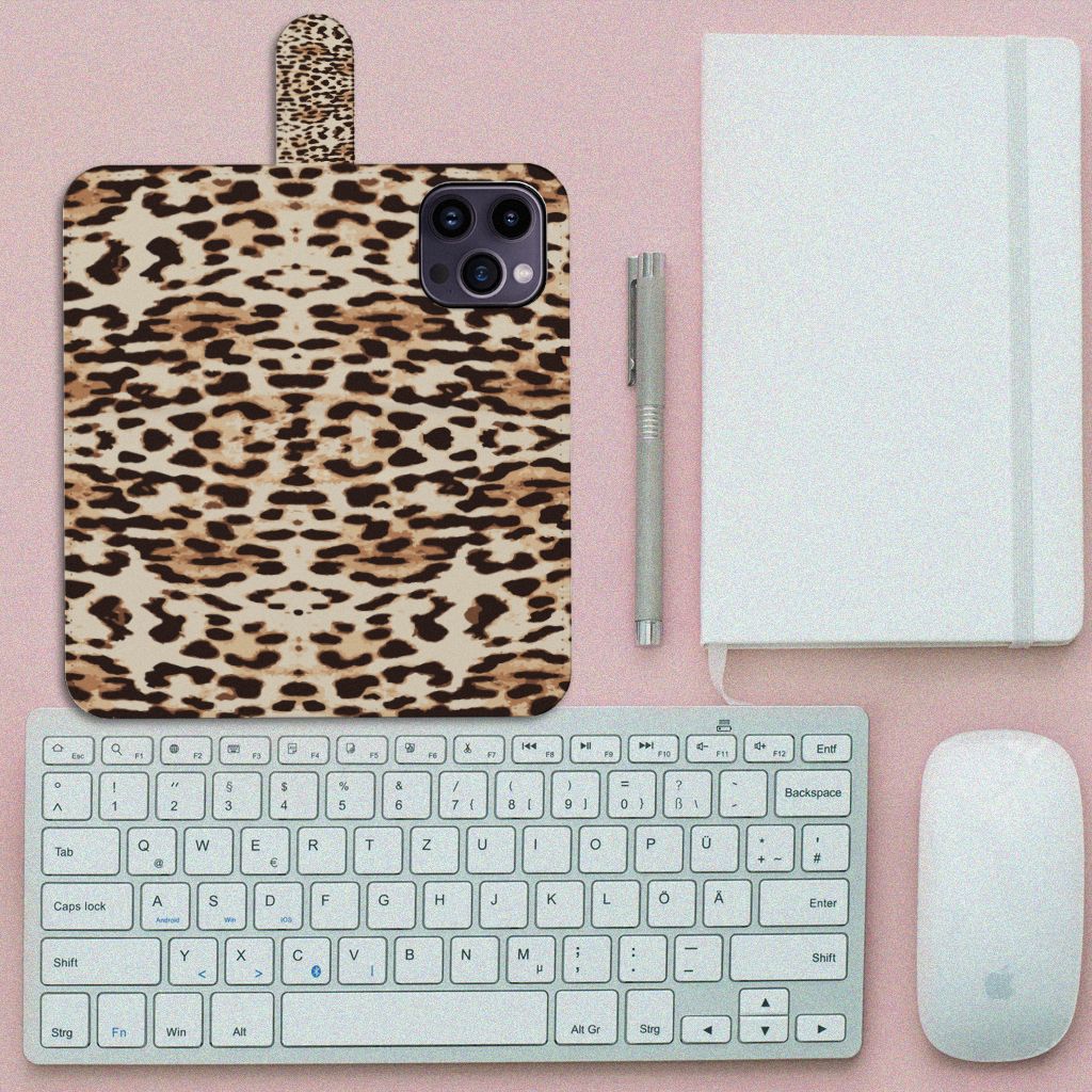 iPhone 15 Pro Max Telefoonhoesje met Pasjes Leopard op een bureau met accessoires.