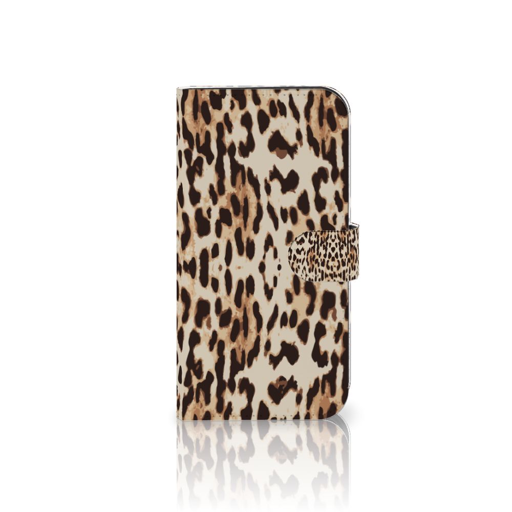 iPhone 15 Pro Max Telefoonhoesje met Pasjes Leopard in panterprint met magnetische sluitclip