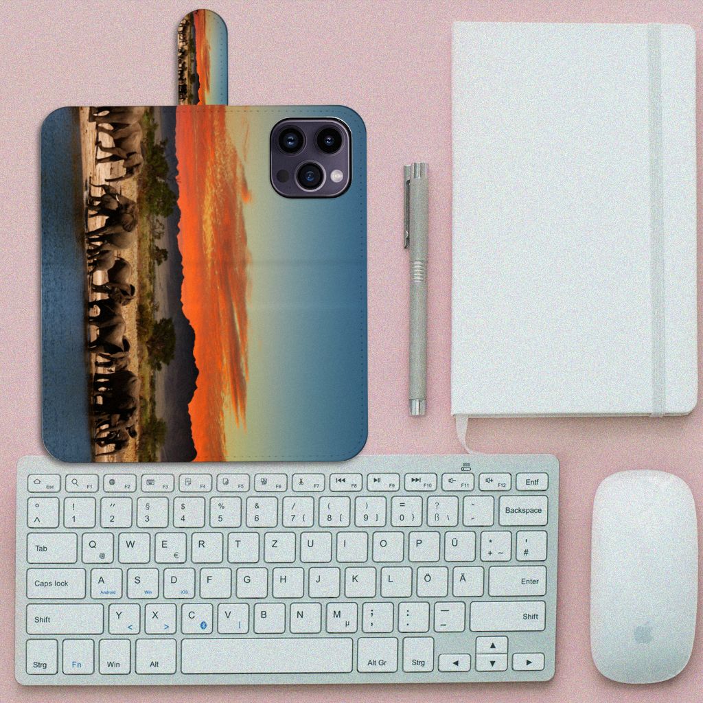 iPhone 15 Pro Max Telefoonhoesje met Pasjes Olifanten, met olifanten tegen een prachtige rode lucht 🌅.