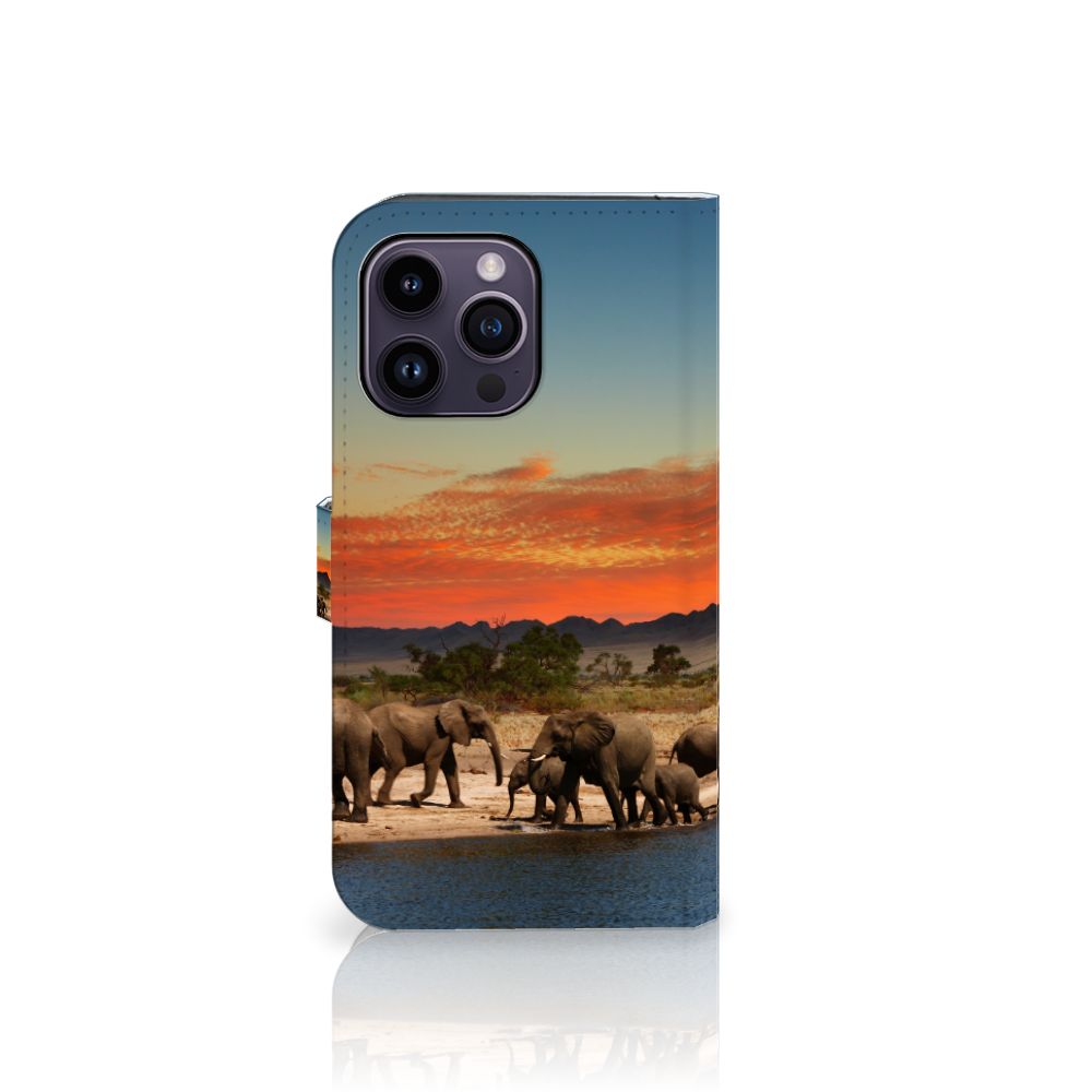 iPhone 15 Pro Max Telefoonhoesje met Pasjes Olifanten, kleurrijk design van olifanten en een mooie rode lucht 🌅.
