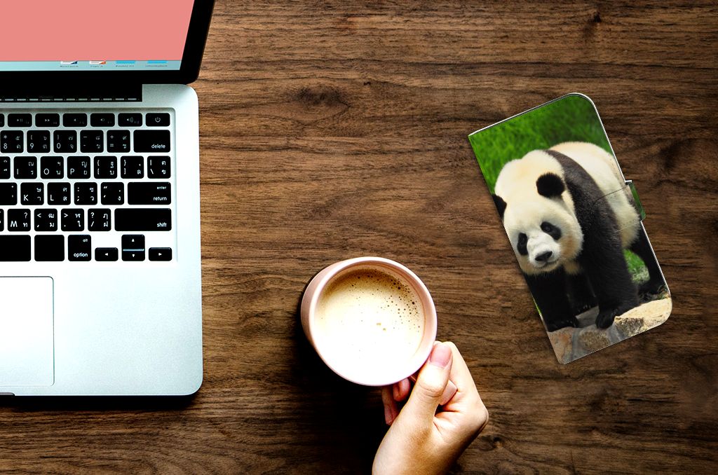 iPhone 15 Pro Max Telefoonhoesje met Pasjes Panda en koffie op bureau.