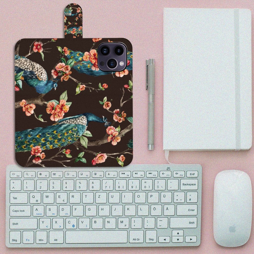 iPhone 15 Pro Max Telefoonhoesje met Pasjes Pauw met Bloemen op een bureau met toetsenbord en muis