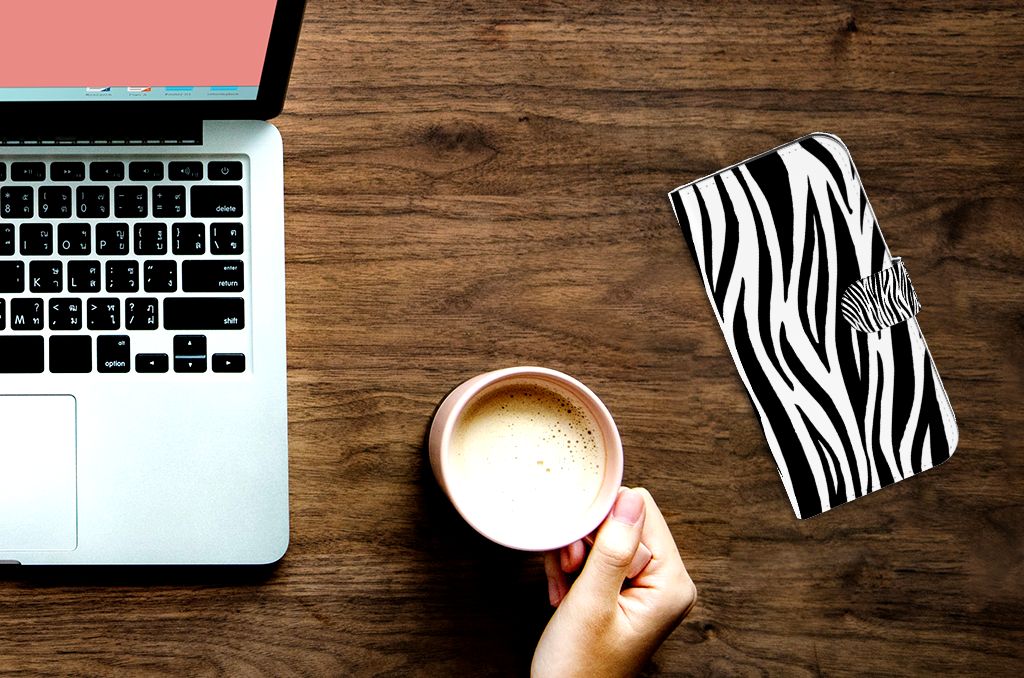 iPhone 15 Pro Max Telefoonhoesje met Pasjes Zebra op een bureau met een laptop en een kop koffie