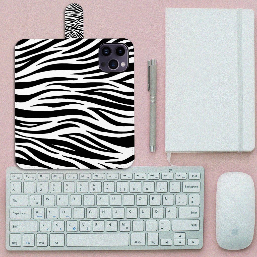 iPhone 15 Pro Max Telefoonhoesje met Pasjes Zebra op een bureau met toetsenbord en notitieboekje.