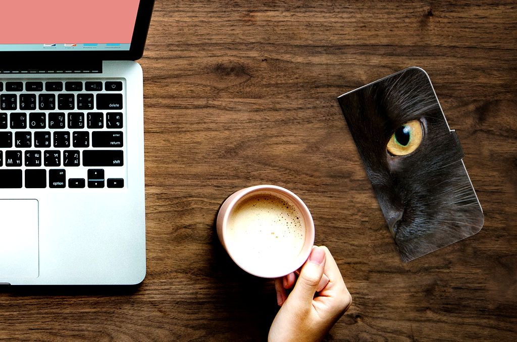 iPhone 15 Pro Max Telefoonhoesje met Pasjes Zwarte Kat naast een laptop en een kop koffie.