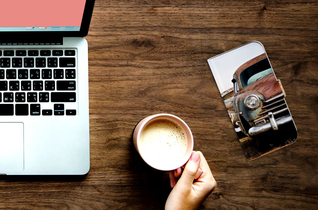 iPhone 15 Pro Max Telefoonhoesje met foto Vintage Auto naast een laptop en een kopje koffie ☕.