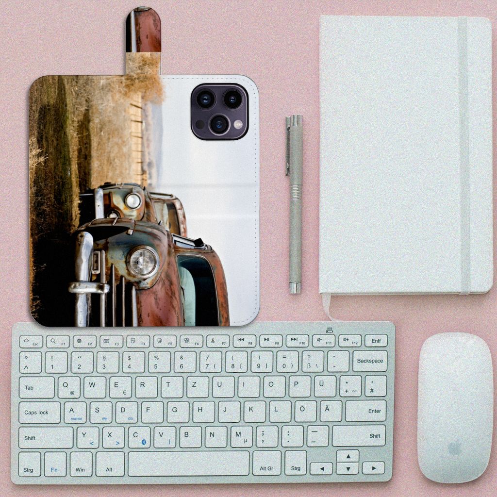 iPhone 15 Pro Max Telefoonhoesje met foto Vintage Auto op een bureau met toetsenbord en notitieboek.