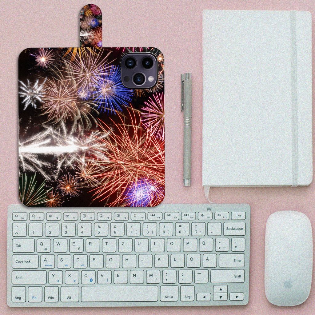 iPhone 15 Pro Max Wallet Case met Pasjes Vuurwerk met kleurrijke siervuurwerken en een toetsenbord ernaast.