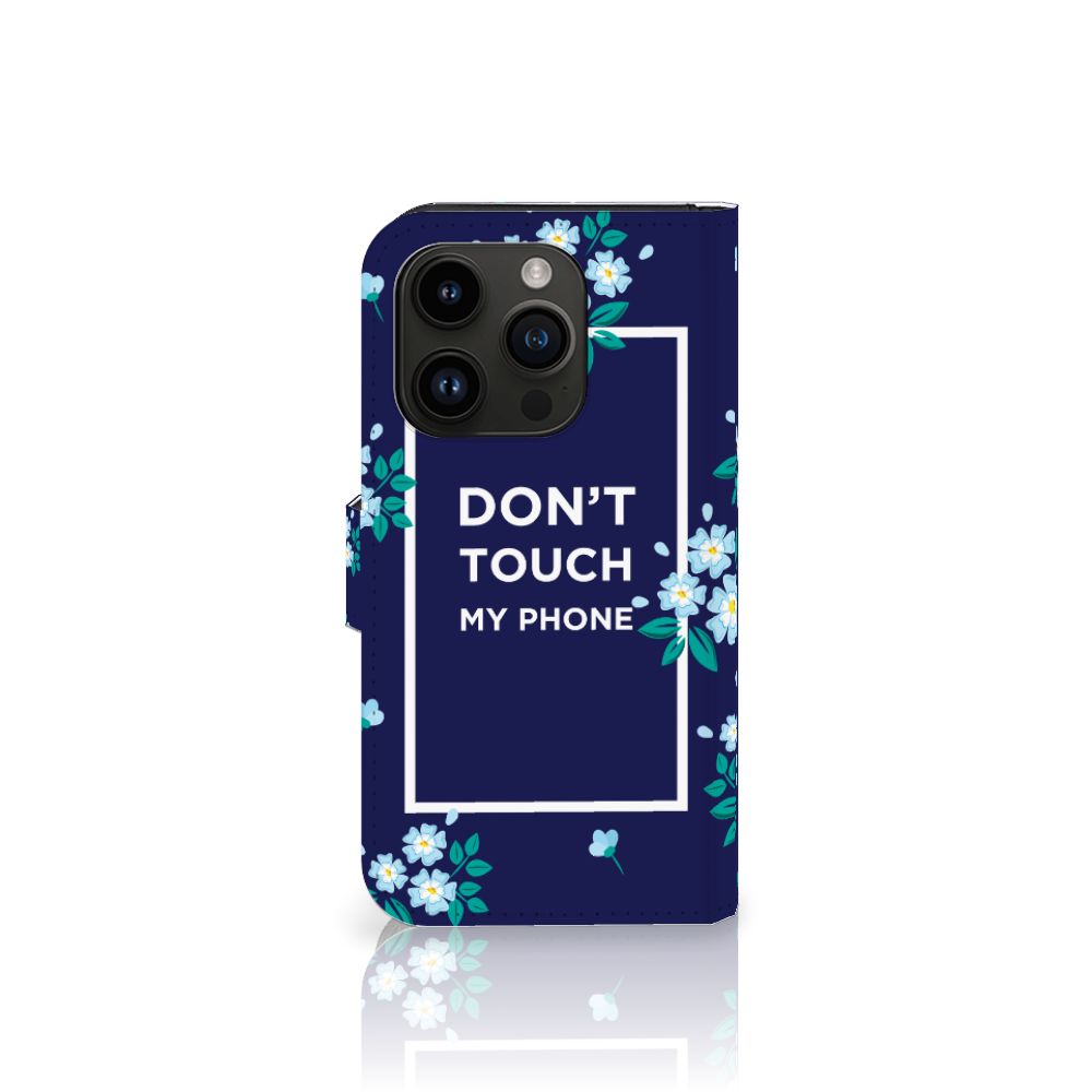 iPhone 15 Pro Portemonnee Hoesje Flowers Blue DTMP met bloemen en tekst "DON'T TOUCH MY PHONE" 🌸