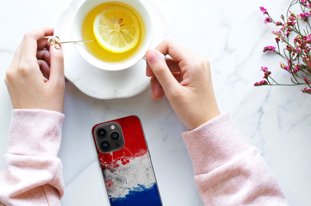 iPhone 15 Pro Silicone Case Nederland vlaggen print hands boven tafel
