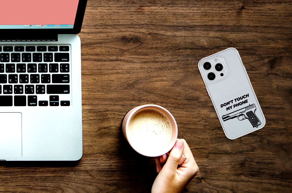 iPhone 15 Pro Silicone-hoesje Pistol DTMP met 'Don't Touch My Phone' ontwerp op bureau
