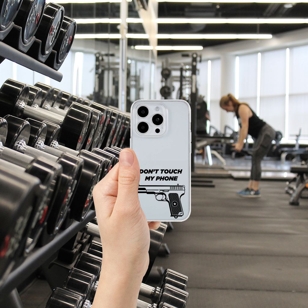 iPhone 15 Pro Silicone-hoesje Pistol DTMP design met tekst 'DON'T TOUCH MY PHONE' in de sportschool.
