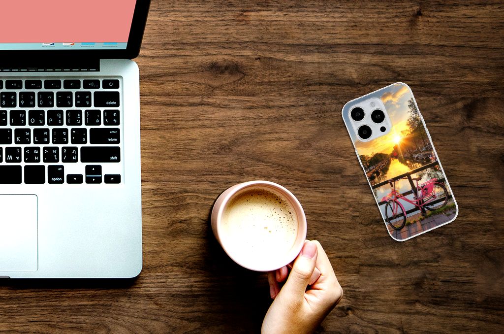 iPhone 15 Pro Siliconen Back Cover Amsterdamse Grachten met fiets en zonsondergang, naast laptop en koffie ☕