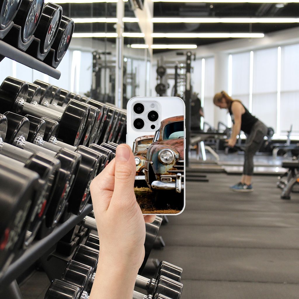 iPhone 15 Pro Siliconen Hoesje met foto Vintage Auto in de gym met gewichten.