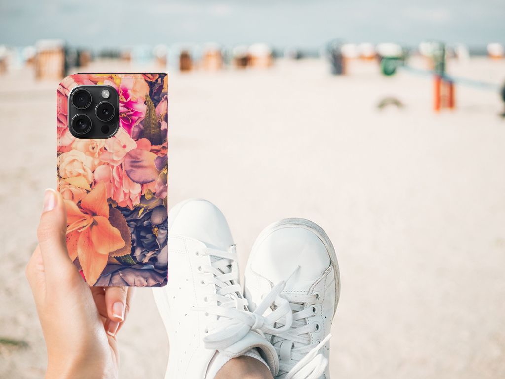 iPhone 15 Pro Smart Cover Bosje Bloemen in gebruik op het strand met slippers, vrolijke bloemenprint 🌺.