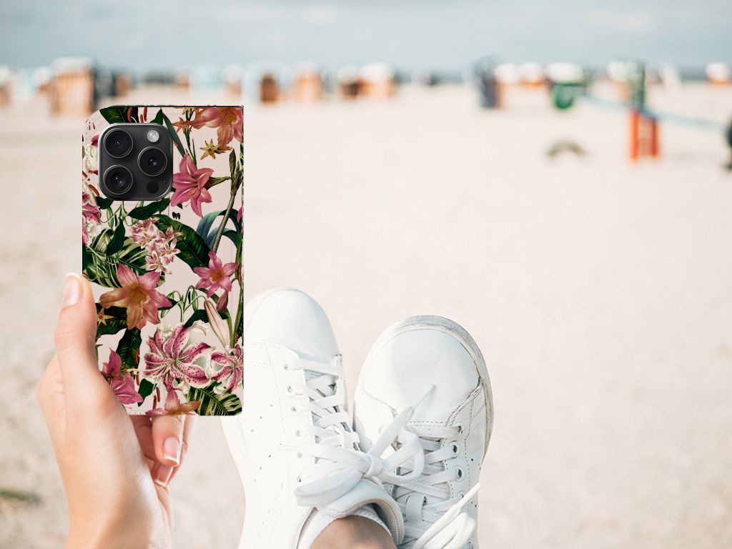iPhone 15 Pro Smart Cover Flowers met paarswitte bloemen, perfecte bescherming en stijl 🌸 op het strand.