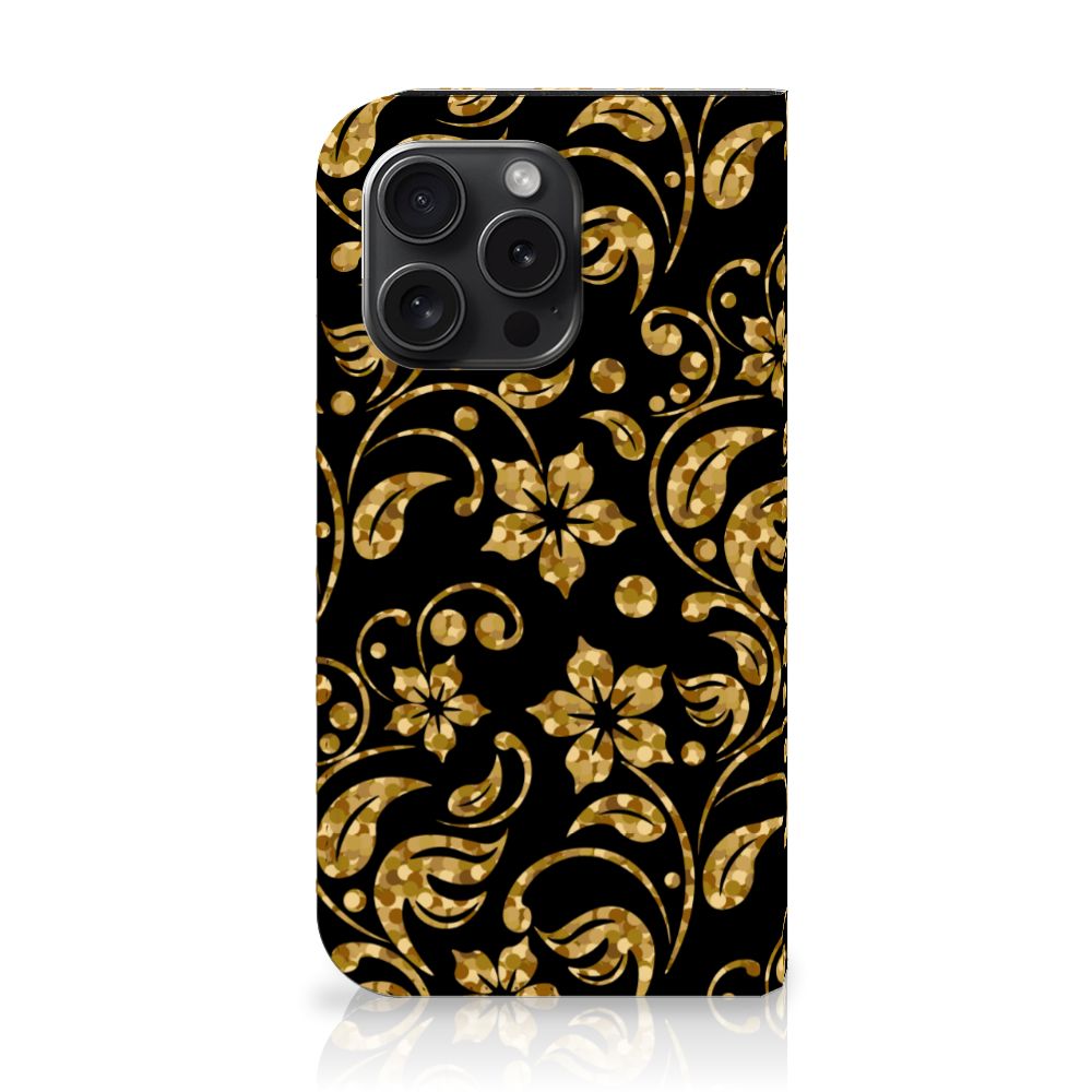 iPhone 15 Pro Smart Cover Gouden Bloemen met een elegant bloemenpatroon in goudkleur op een zwarte achtergrond.