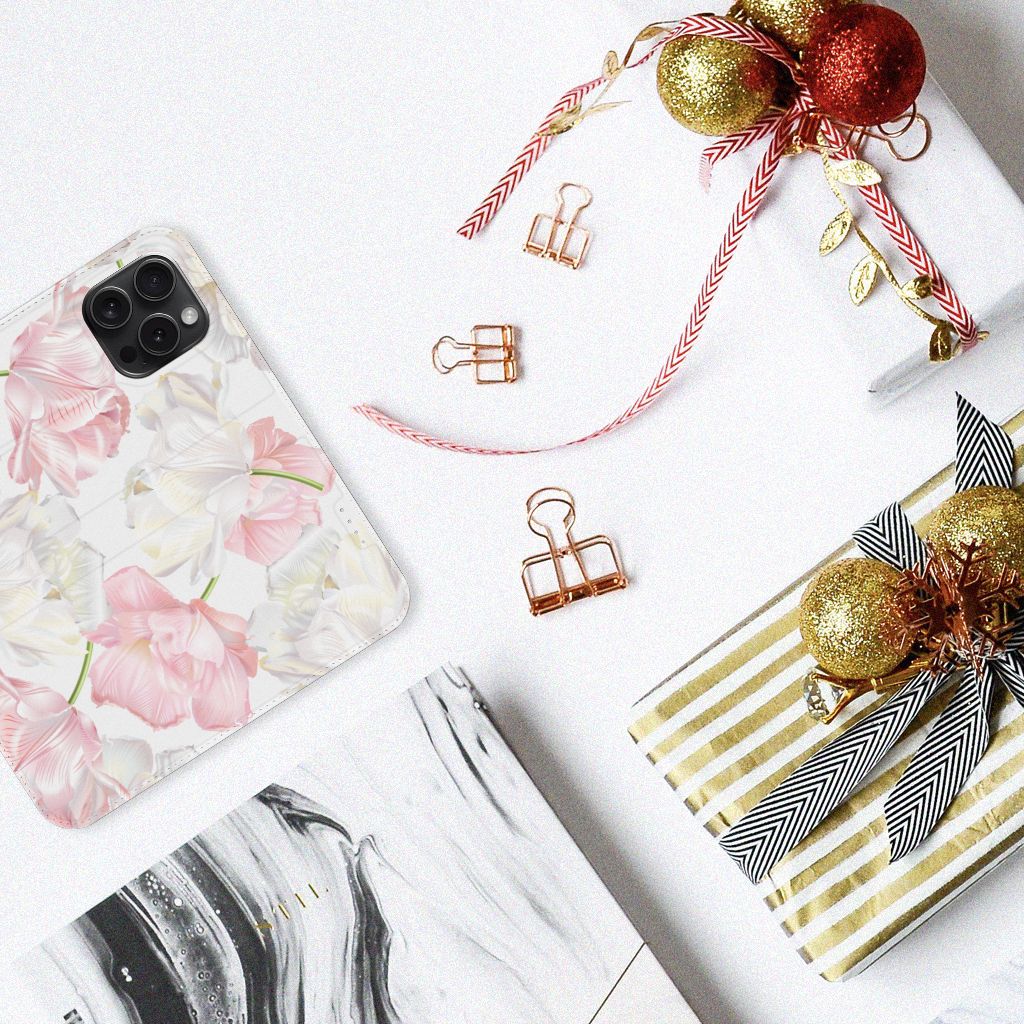 iPhone 15 Pro Smart Cover Lovely Flowers met witte en roze bloemen op een feestelijke achtergrond.