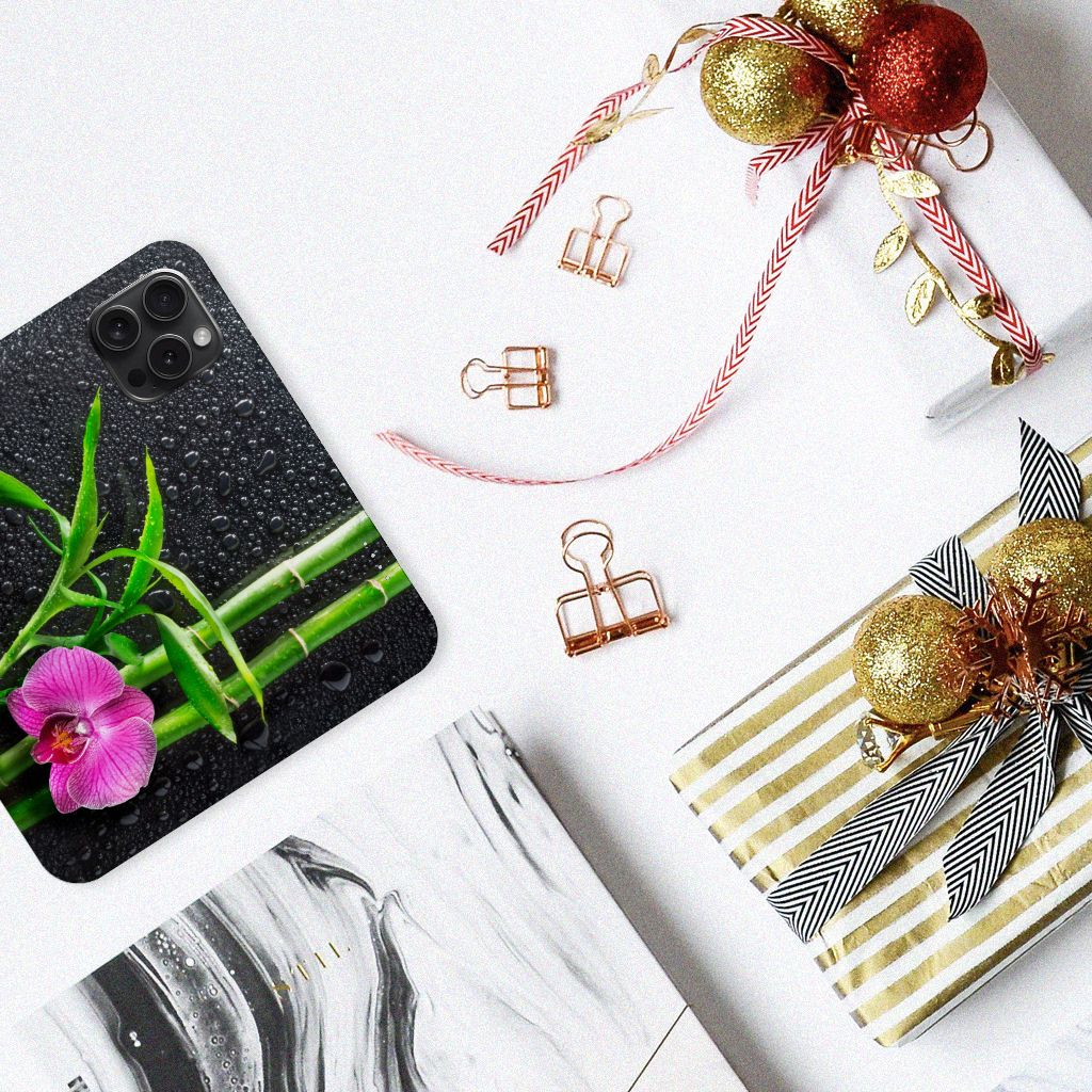 iPhone 15 Pro Smart Cover Orchidee met groene bamboe en bloemenprint in een stijlvolle setting 🎁