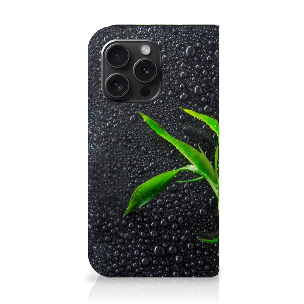 iPhone 15 Pro Smart Cover Orchidee met een prachtige groene plant op een zwarte achtergrond en waterdruppels.