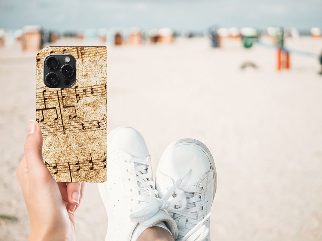 iPhone 15 Pro Stand Case Bladmuziek met bladmuziekdesign in handen op het strand, perfect voor muzikanten.
