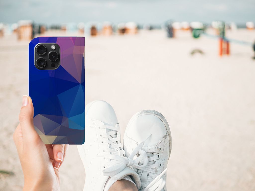 iPhone 15 Pro Stand Case Polygon Dark met abstract design op het strand, trendy en opvallend.