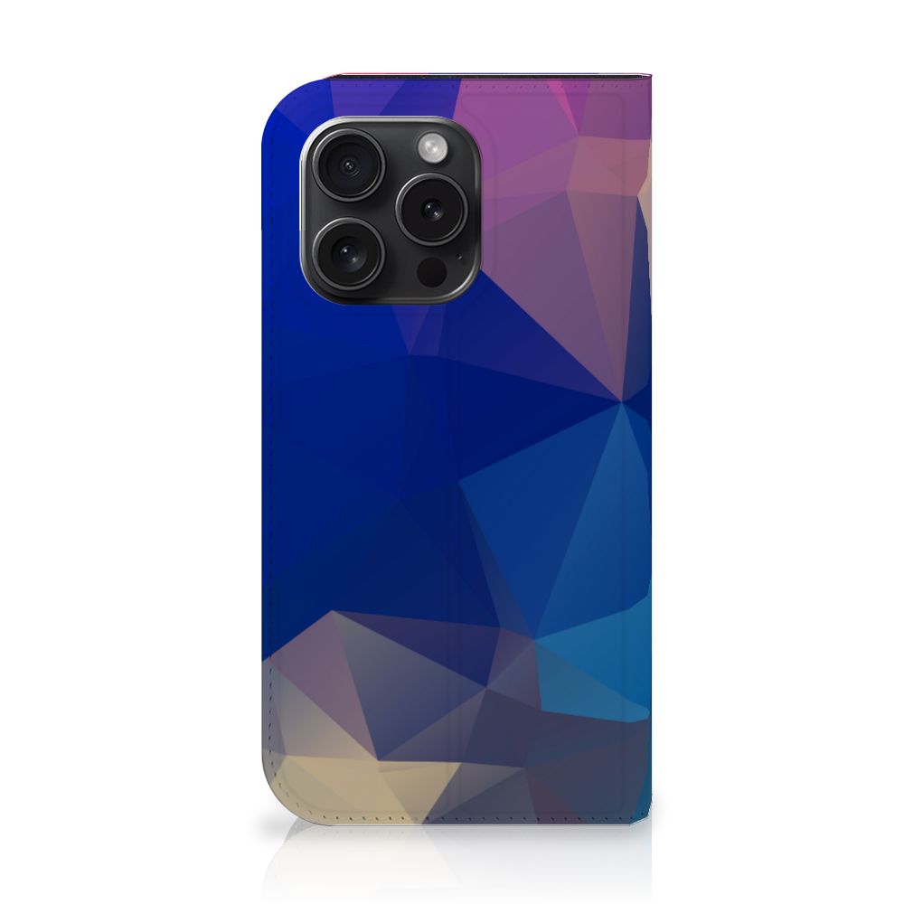 iPhone 15 Pro Stand Case Polygon Dark met een abstract design van veelhoeken in blauw en paars.