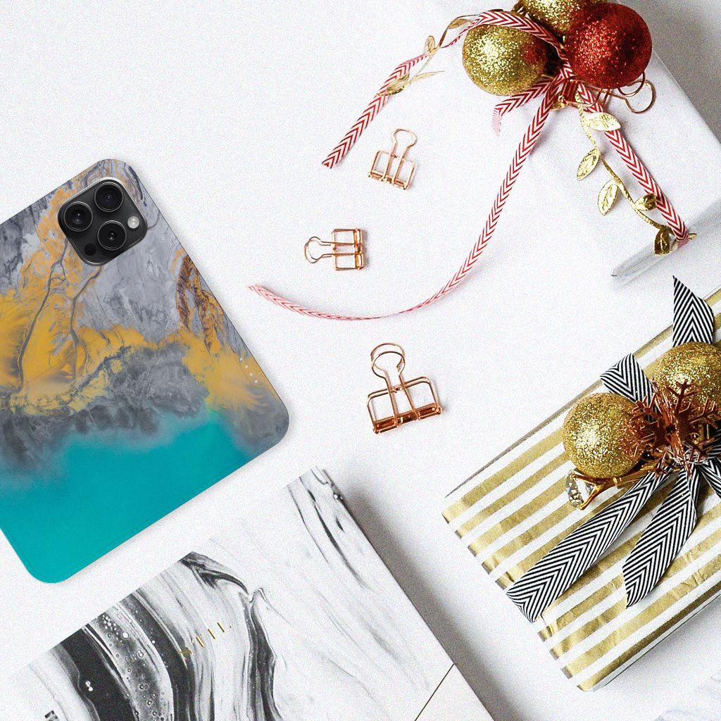 iPhone 15 Pro Standcase Marble Blue Gold op een tafel met cadeaus, trendy en stijlvol.