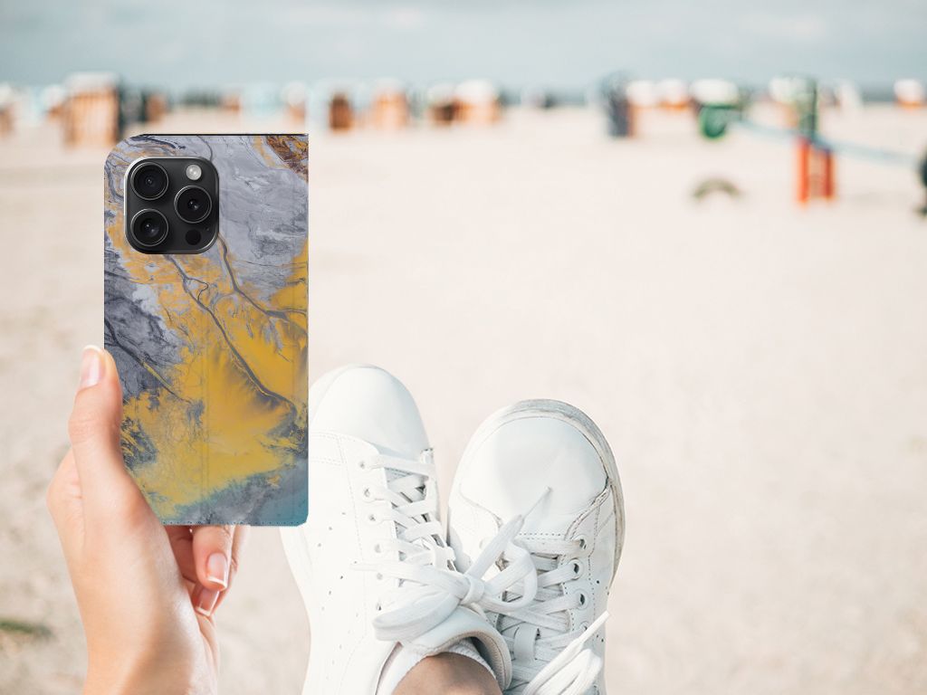iPhone 15 Pro Standcase Marble Blue Gold met marmer design, perfect voor zonnige dagen op het strand ☀️.