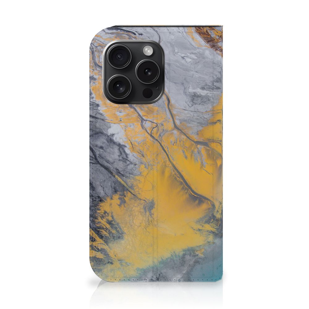 iPhone 15 Pro Standcase Marble Blue Gold met een prachtig marmerdesign in blauw en goud.