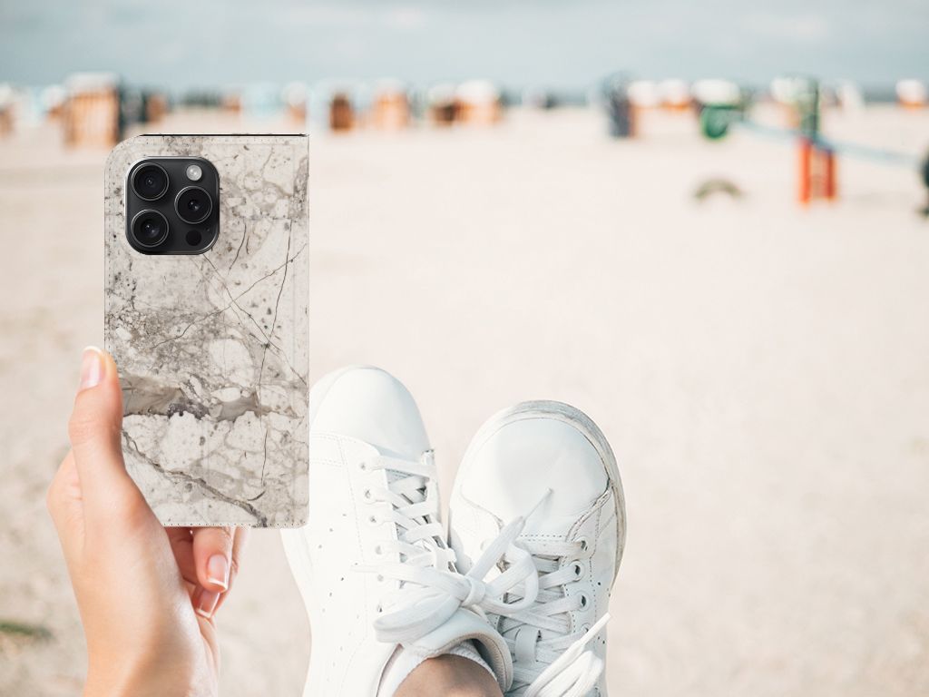 iPhone 15 Pro Standcase Marmer Beige met stijlvolle marmerprint, perfect voor artistieke personen 🎨