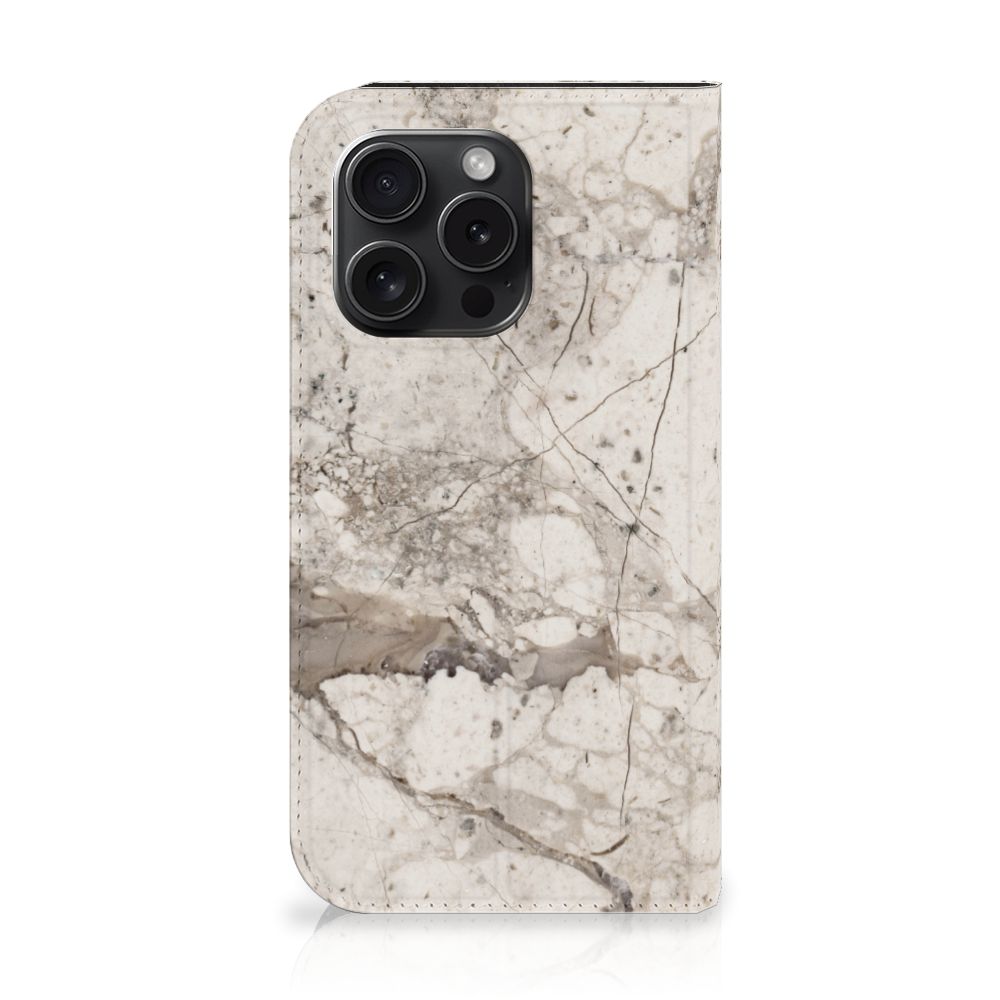 iPhone 15 Pro Standcase Marmer Beige met elegant marmerdesign en zachte grijze aderingen.