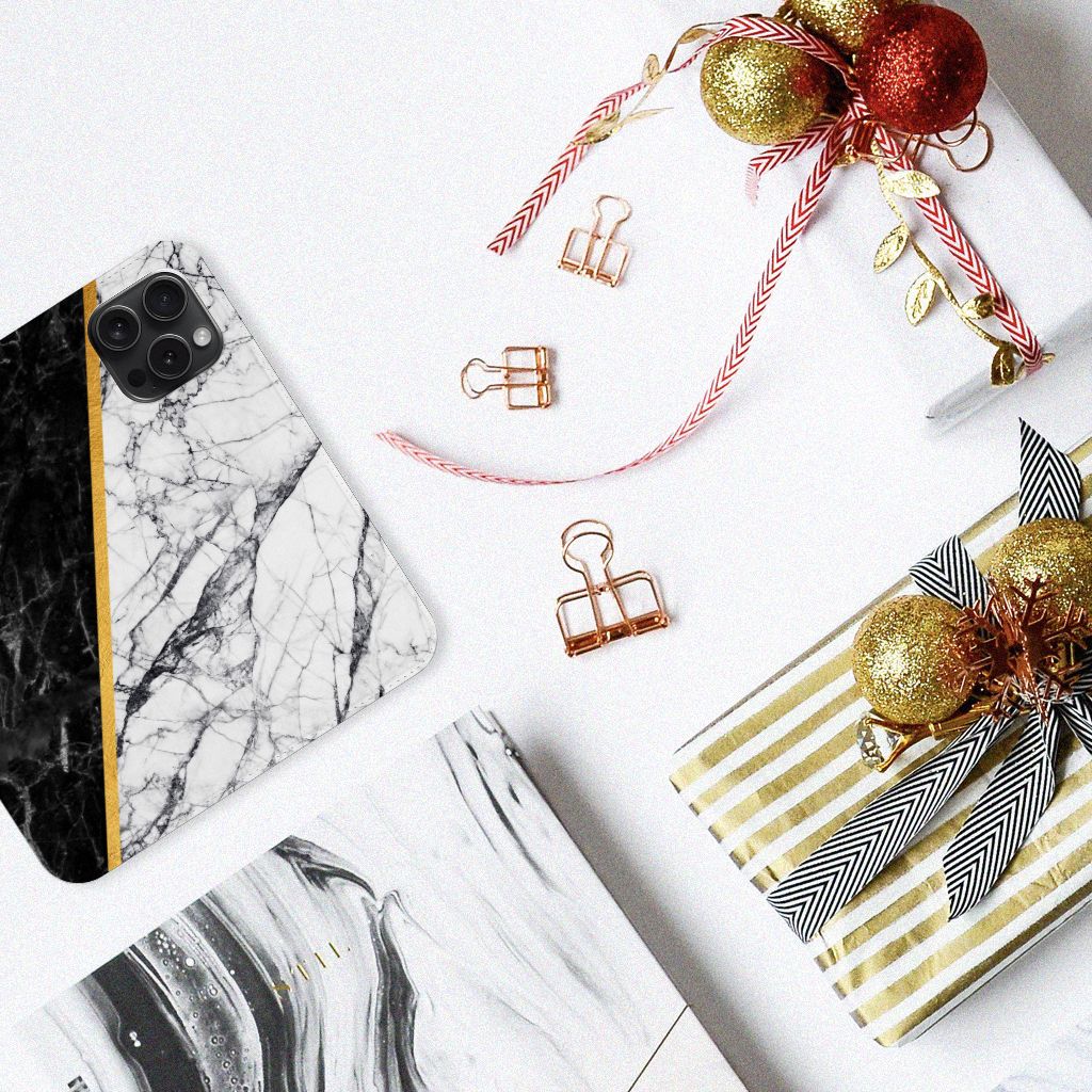 iPhone 15 Pro Standcase Marmer Wit Zwart - Origineel Cadeau Man met gouden accenten en kerstversieringen 🎄.