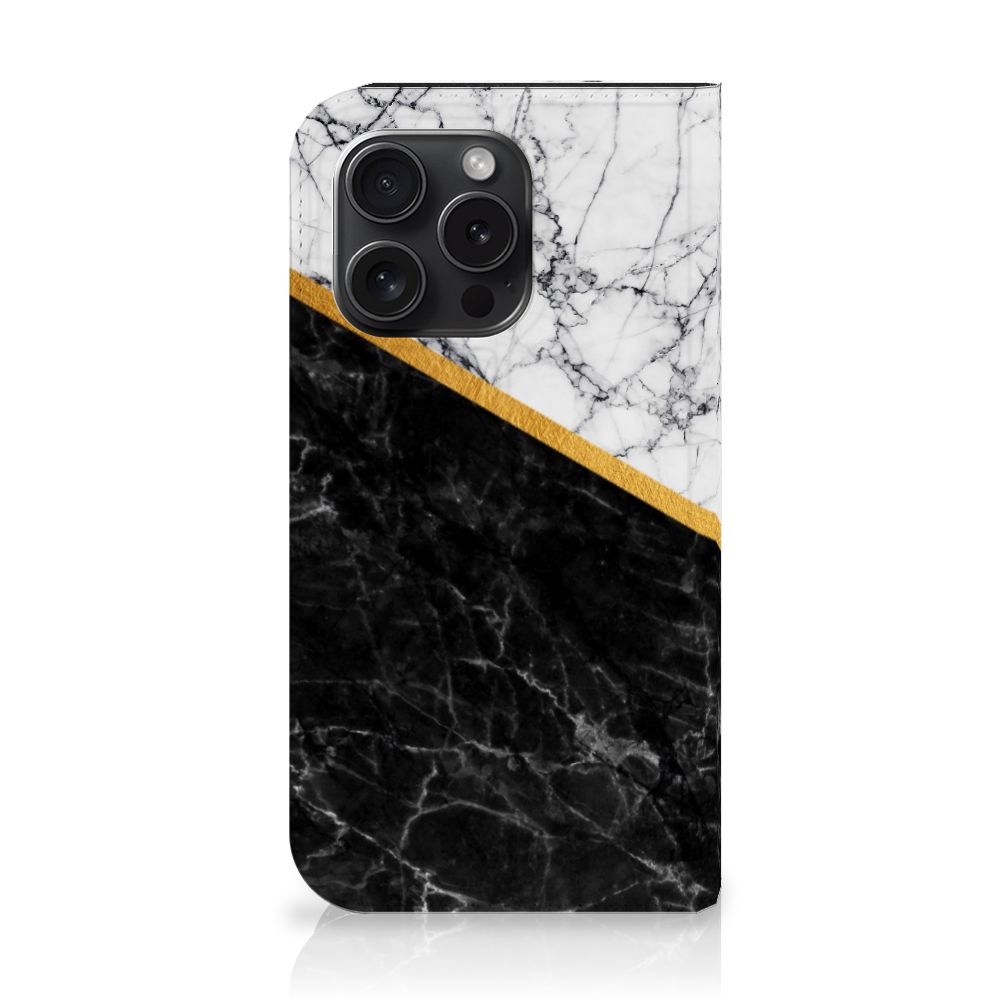 iPhone 15 Pro Standcase Marmer Wit Zwart - Origineel Cadeau Man met zwart-wit marmer en gouden accent.