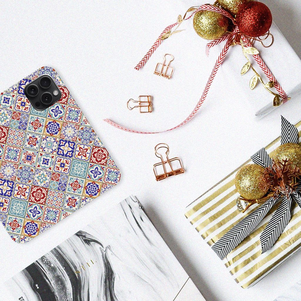 iPhone 15 Pro Standcase Tiles Color in kleurrijke design met cadeau's en decoraties op tafel 🎁