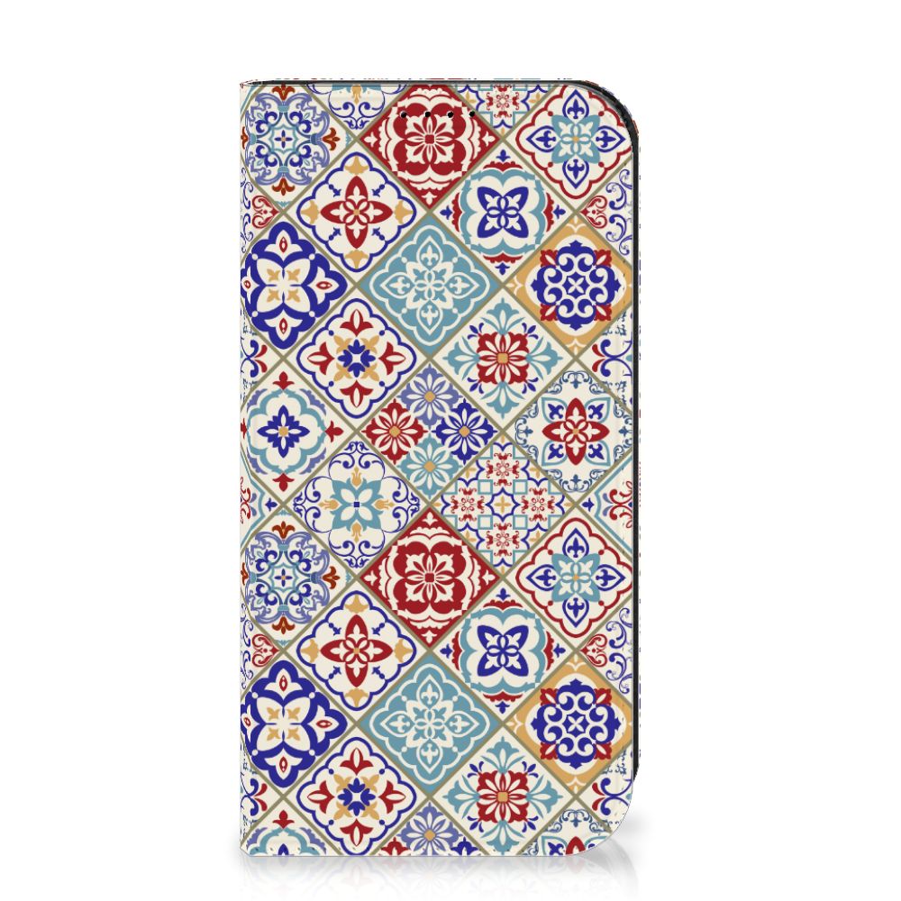 iPhone 15 Pro Standcase Tiles Color met kleurrijk design van patronen in rood, blauw en groen.