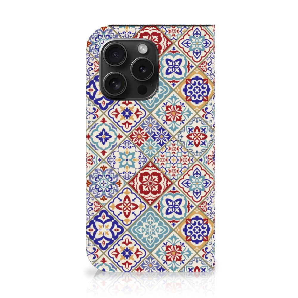 iPhone 15 Pro Standcase Tiles Color met kleurrijk tegelmotief, ideaal voor bescherming en stijl. 📱