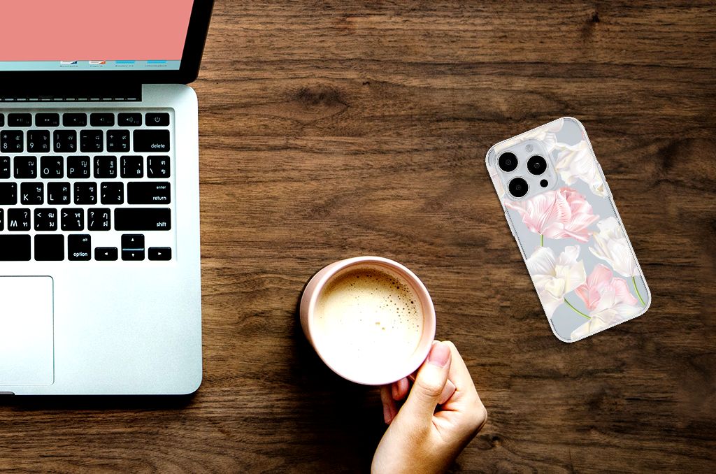 iPhone 15 Pro TPU Case Lovely Flowers naast een laptop en een hand met een beker koffie ☕.