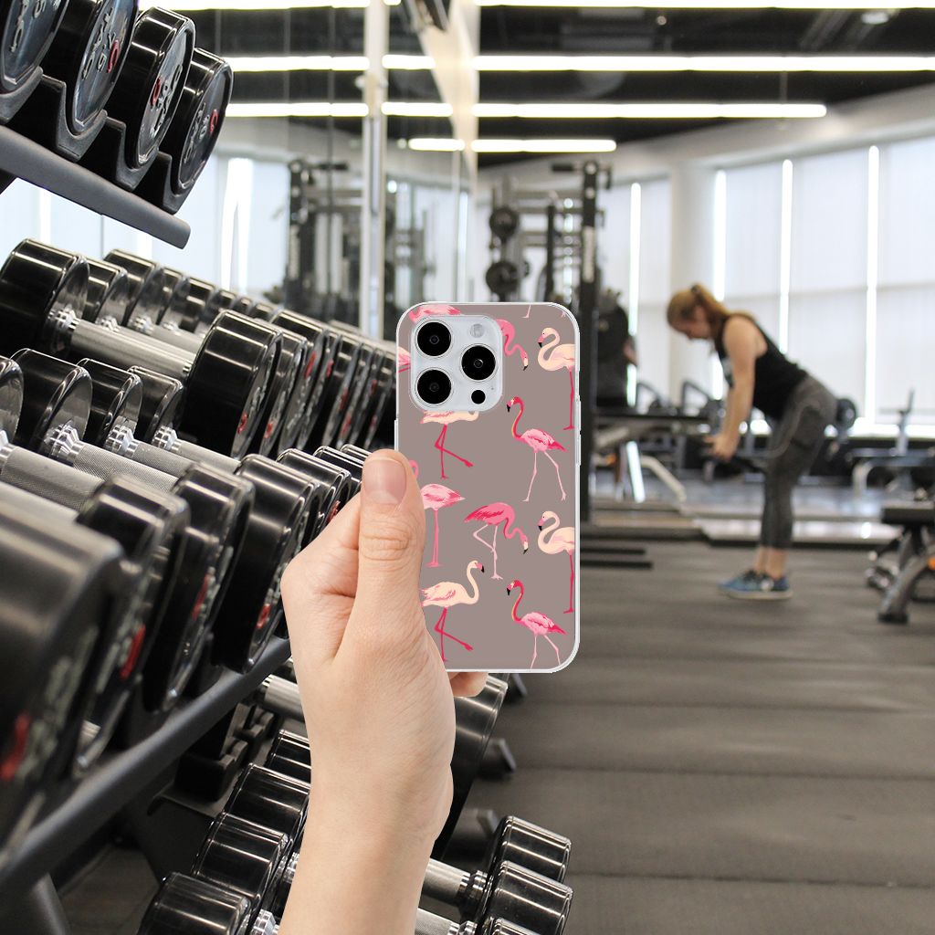 iPhone 15 Pro TPU Hoesje Flamingo met kleurrijke flamingo's in de sportschool, perfect voor je smartphone.