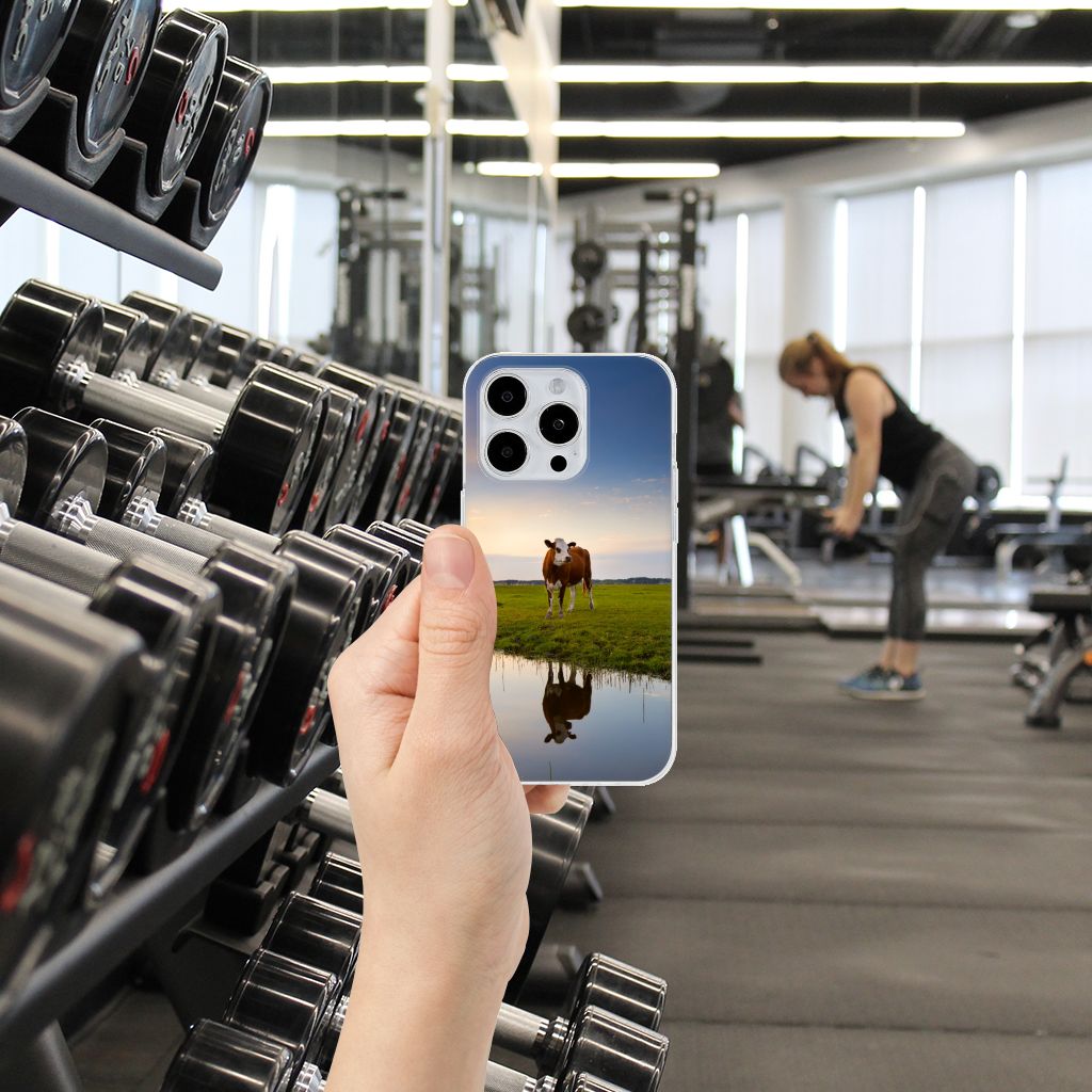iPhone 15 Pro TPU Hoesje Koe met een koe en ondergang van de zon, perfect voor een unieke uitstraling 🎨
