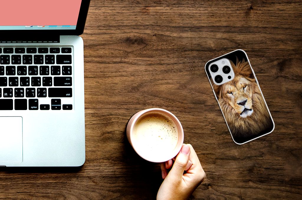 iPhone 15 Pro TPU Hoesje Leeuw met krachtige leeuw op een bureau naast een laptop en een kop koffie.