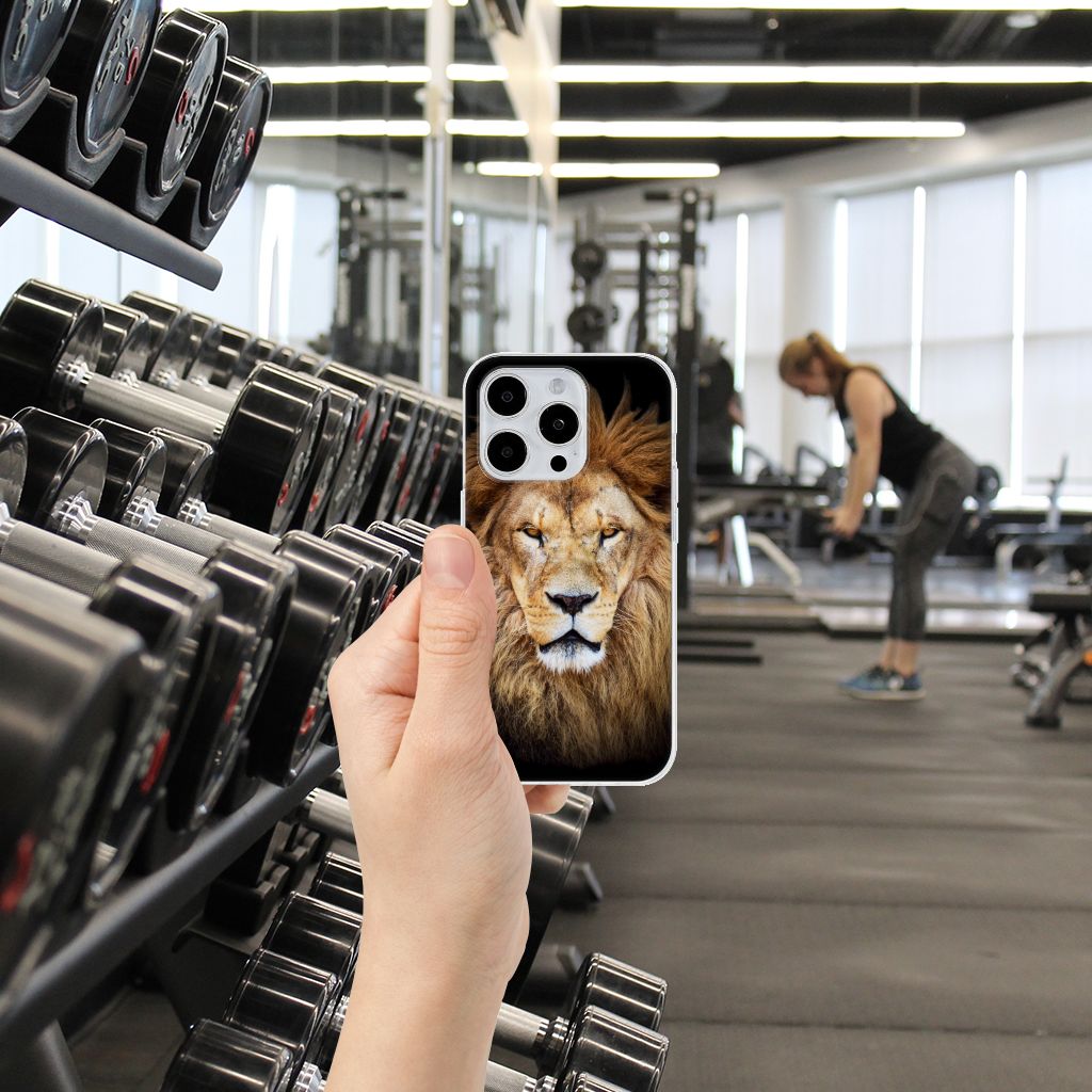 iPhone 15 Pro TPU Hoesje Leeuw: krachtig design met indrukwekkende leeuw in sportschoolomgeving.