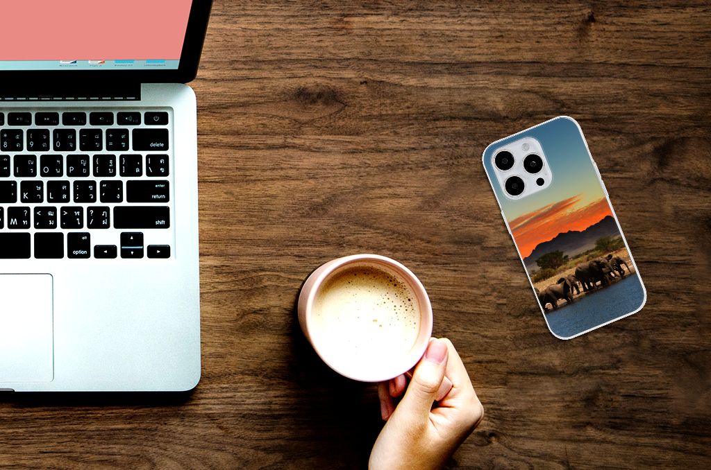 iPhone 15 Pro TPU Hoesje Olifanten met olifantenafbeelding en een kopje koffie op houten tafel.
