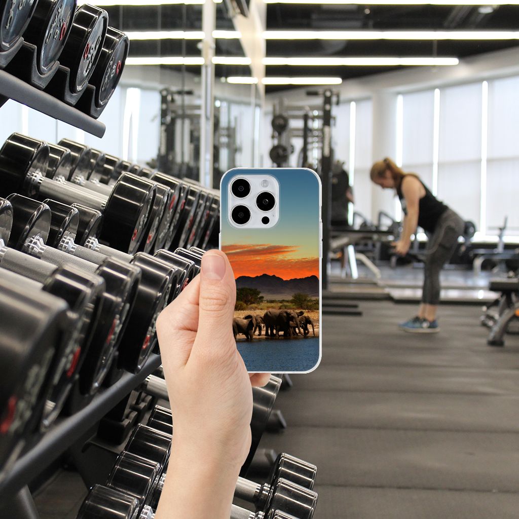 iPhone 15 Pro TPU Hoesje Olifanten met een afbeelding van olifanten tijdens zonsondergang in sportschool