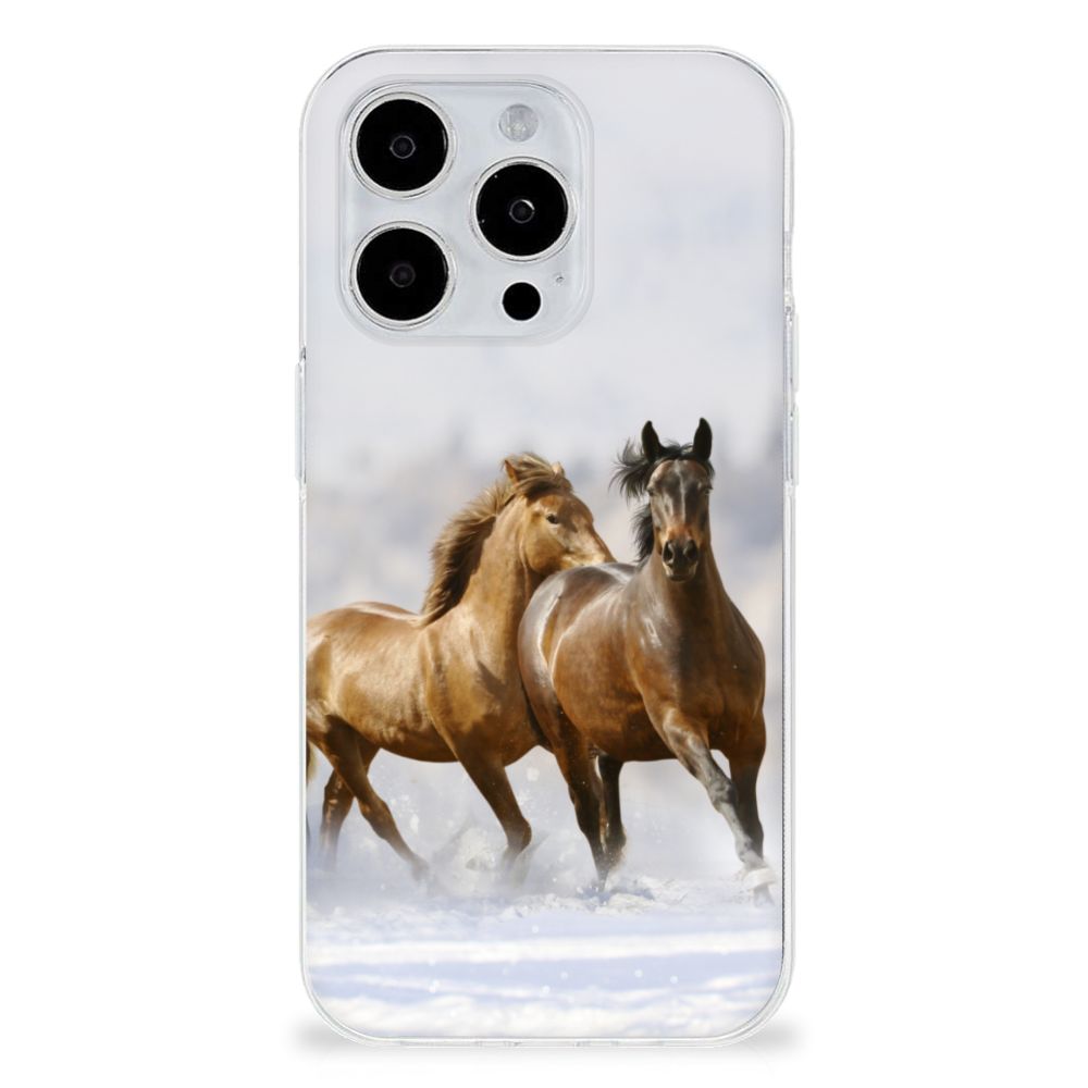 iPhone 15 Pro TPU Hoesje Paarden met afbeelding van rennende paarden in een sneeuwlandschap.