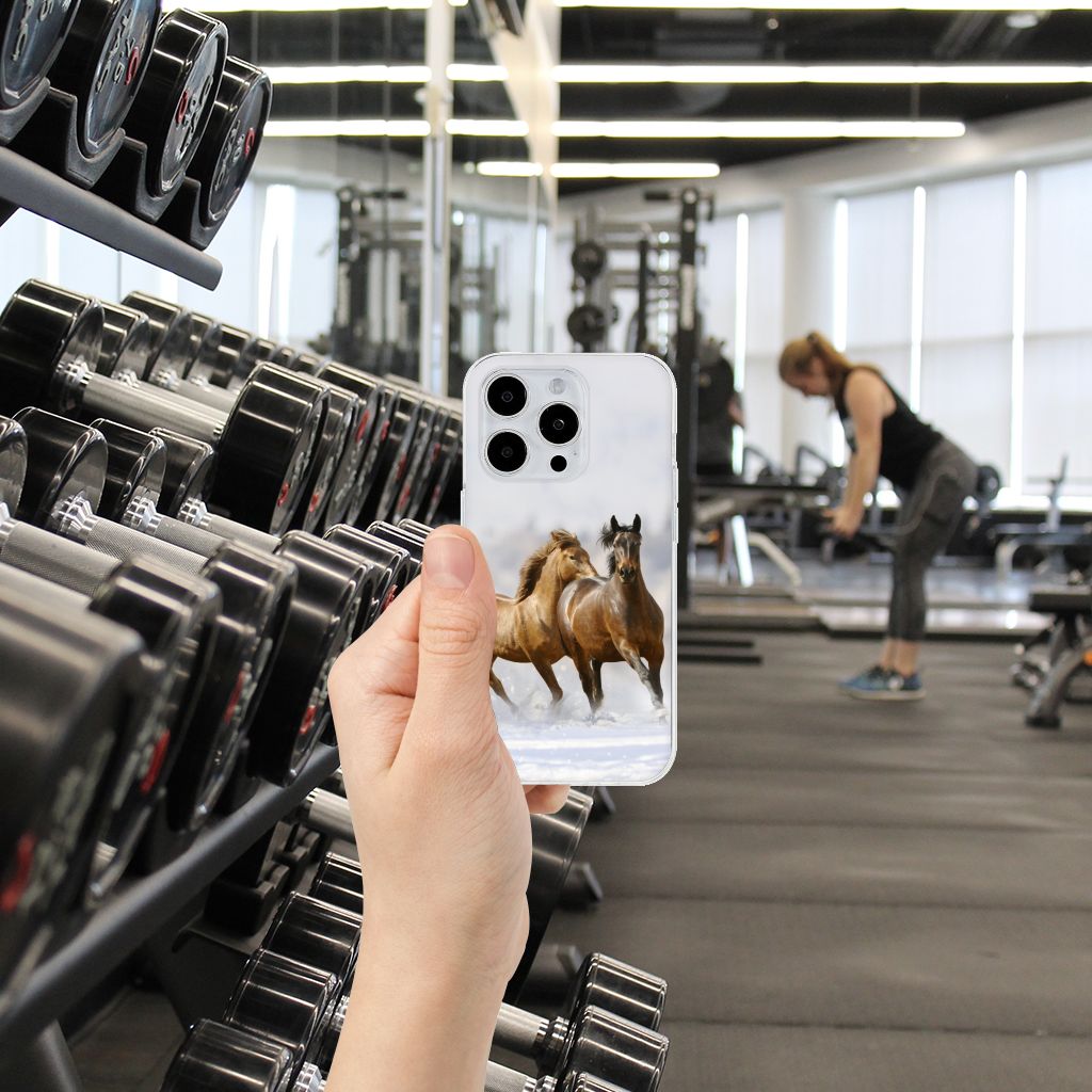 iPhone 15 Pro TPU Hoesje Paarden met een mooi ontwerp van galopperende paarden in de sportschool.